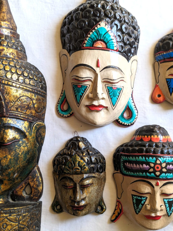 Masque de Bouddha en bois